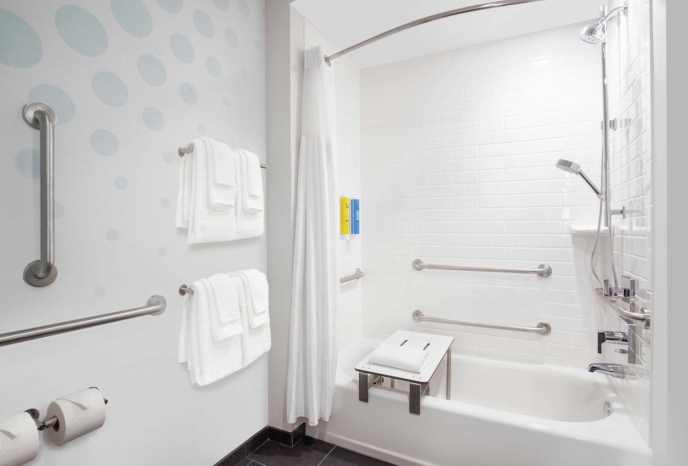Room, 1 King Bed, Accessible, Bathtub (Hearing) - Photo 5