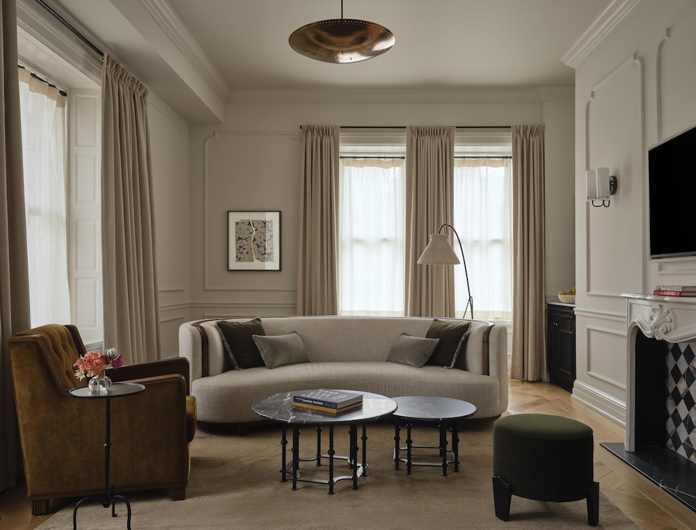 Luxury Suite, 1 Bedroom, City View, Corner - Photo 3