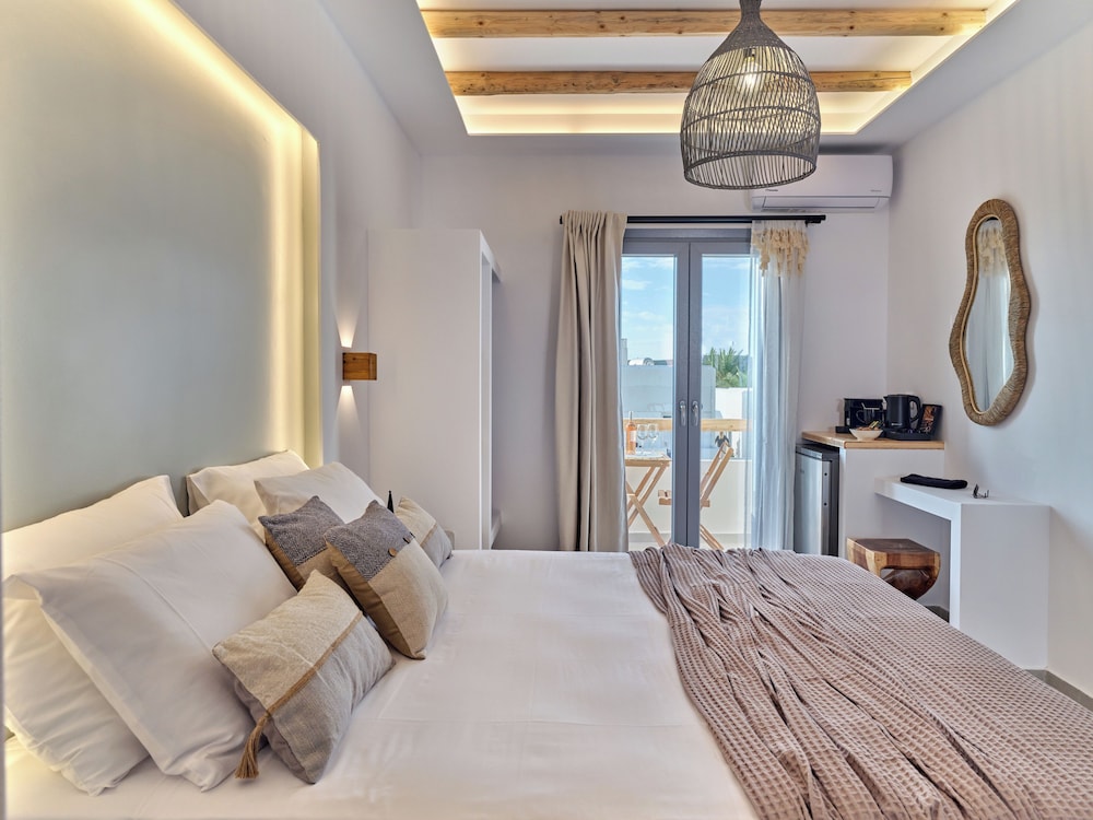 Double Room, 1 Queen Bed, Non Smoking, Partial Sea View