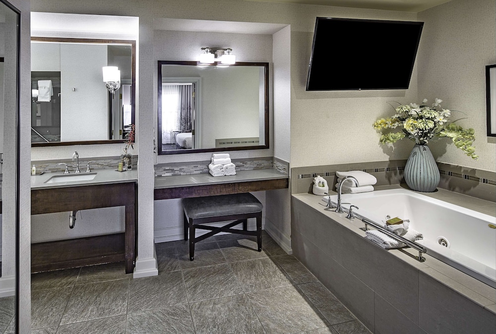 Suite, 1 King Bed, Kitchenette, Corner - Photo 14
