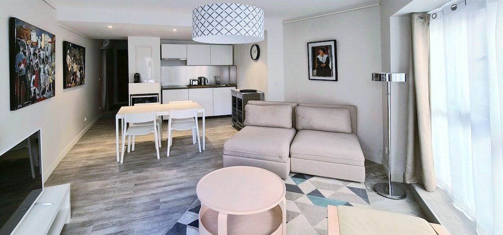 Deluxe Apartment