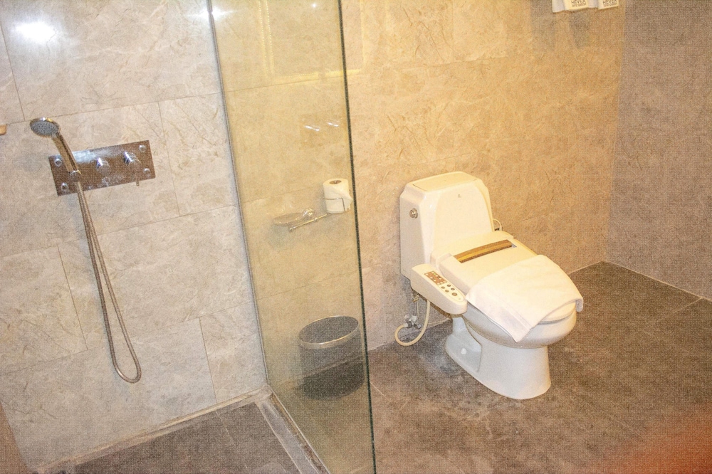 Suite, 1 Bedroom - Photo 3