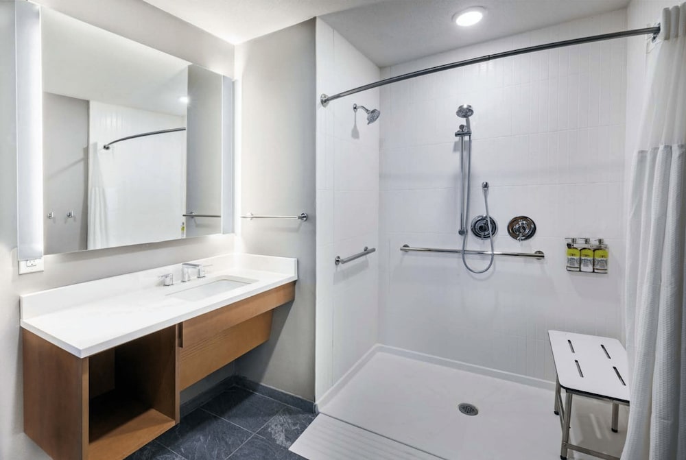 Suite, 2 Queen Beds, Roll-in Shower (Roll-In Shower) - Photo 6