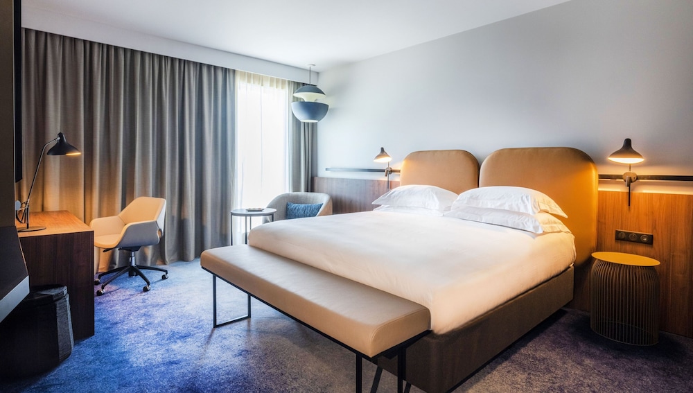 Premium Suite, 1 King Bed (Living Area) - Photo 11