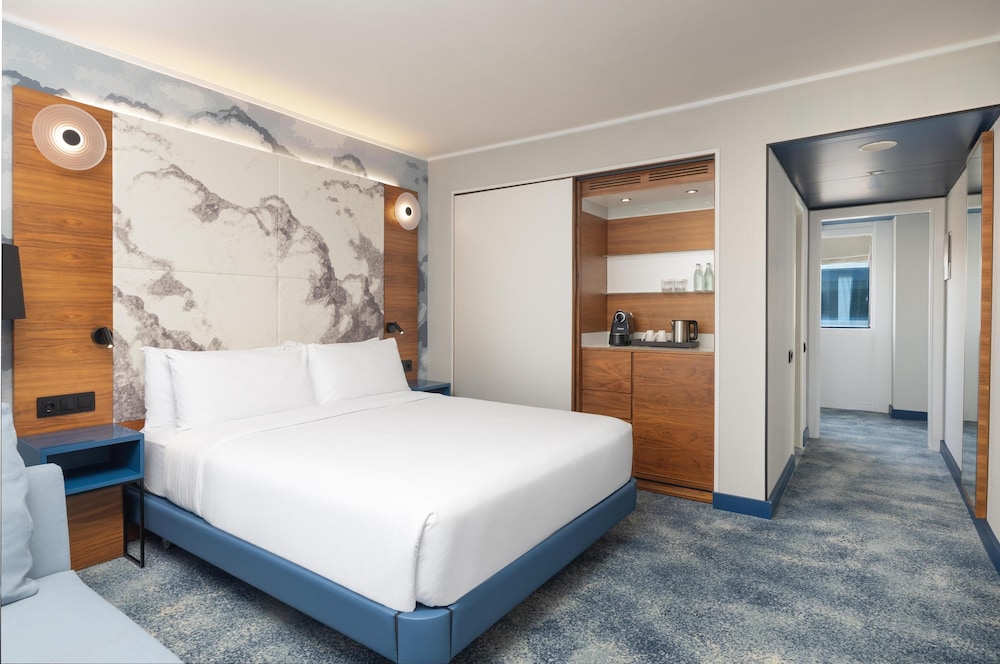 Executive Room, 1 King Bed, City View, Corner