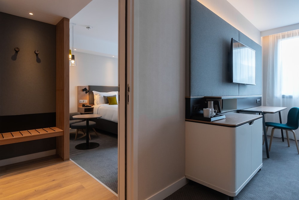 Standard Room, 1 Queen Bed, Accessible - Photo 4