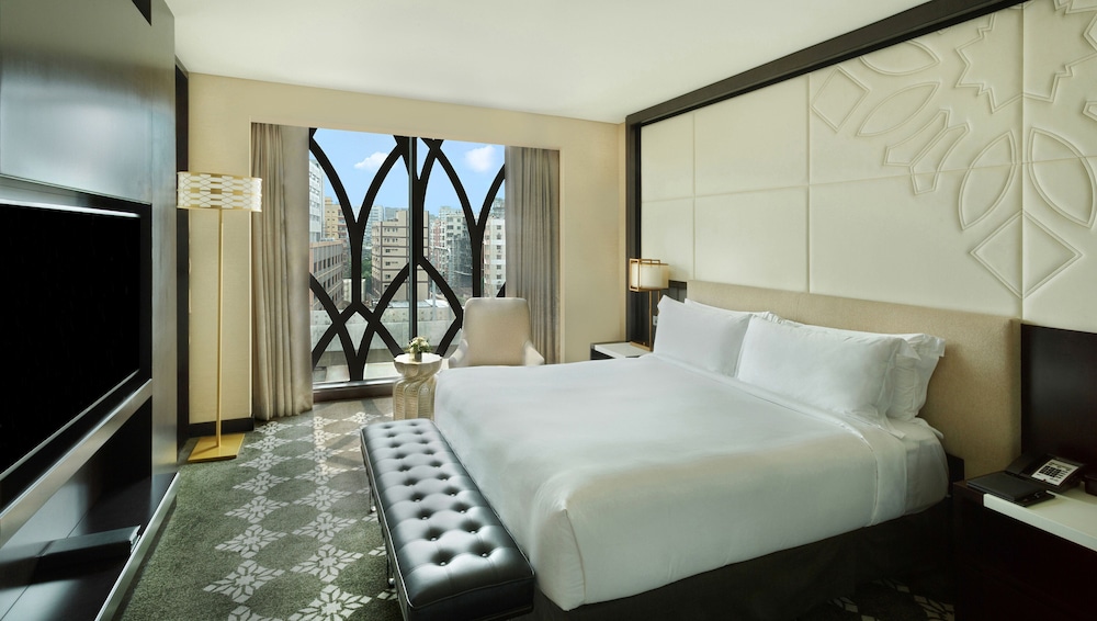 Club Room, 1 King Bed, Smoking, Club Lounge Access