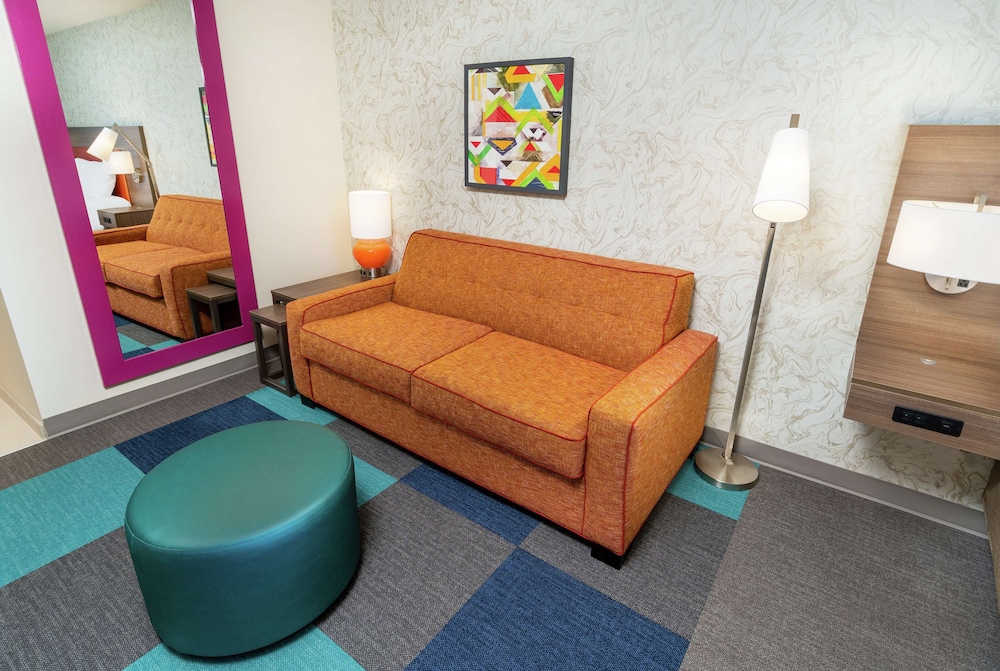 Suite, 1 King Bed, Accessible (Mobility & Hearing, Roll-in Shower) - Photo 10