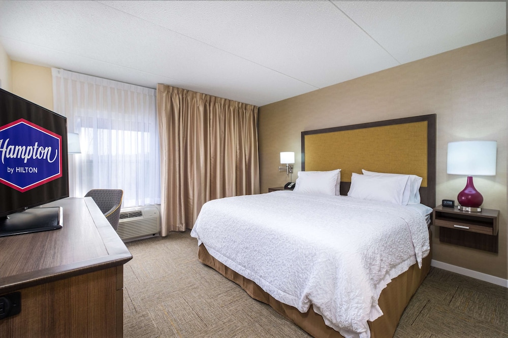 Room, 1 King Bed, Refrigerator - Photo 3