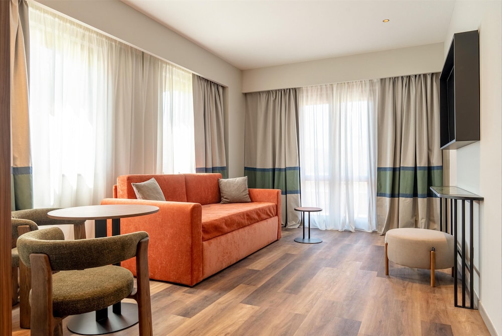Suite, 1 Bedroom, Patio thumbnail 6