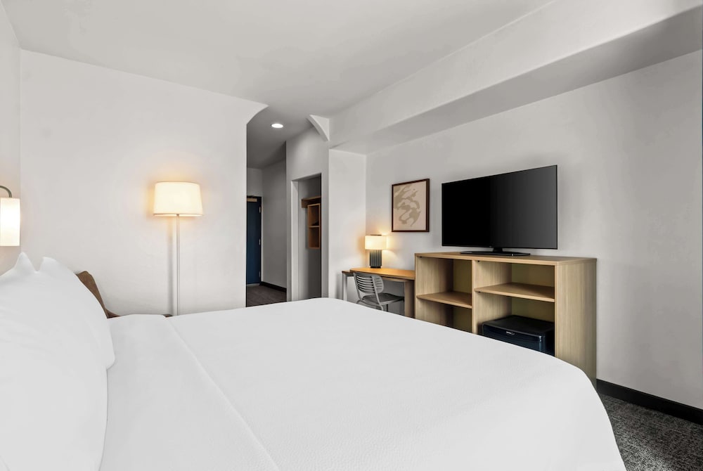 Room, 1 King Bed - Photo 2