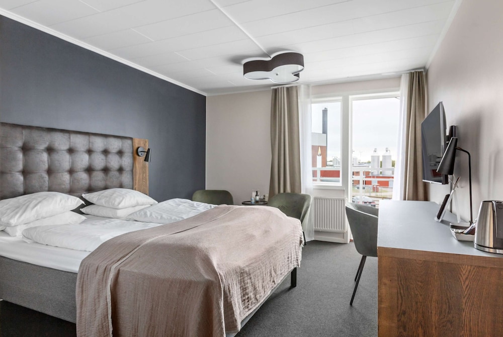 Standard Room, 1 Queen Bed, Non Smoking, Harbor View - Photo 4