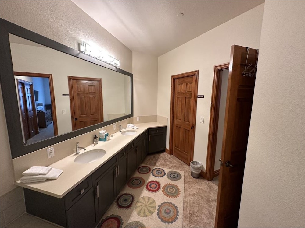 Room, 2 Bedrooms (+ Den) photo 2