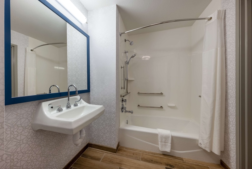 Room, 2 Queen Beds, Accessible, Bathtub - Photo 3