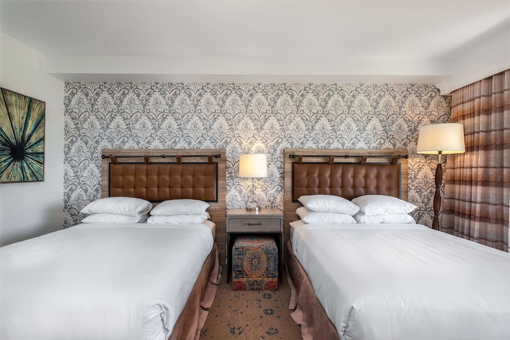 Traditional Studio, 2 Queen Beds, Accessible, Bathtub photo 2