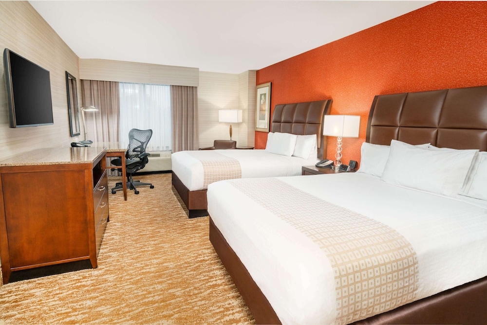 Room, 2 Queen Beds, Accessible, Bathtub (Hearing) photo 1