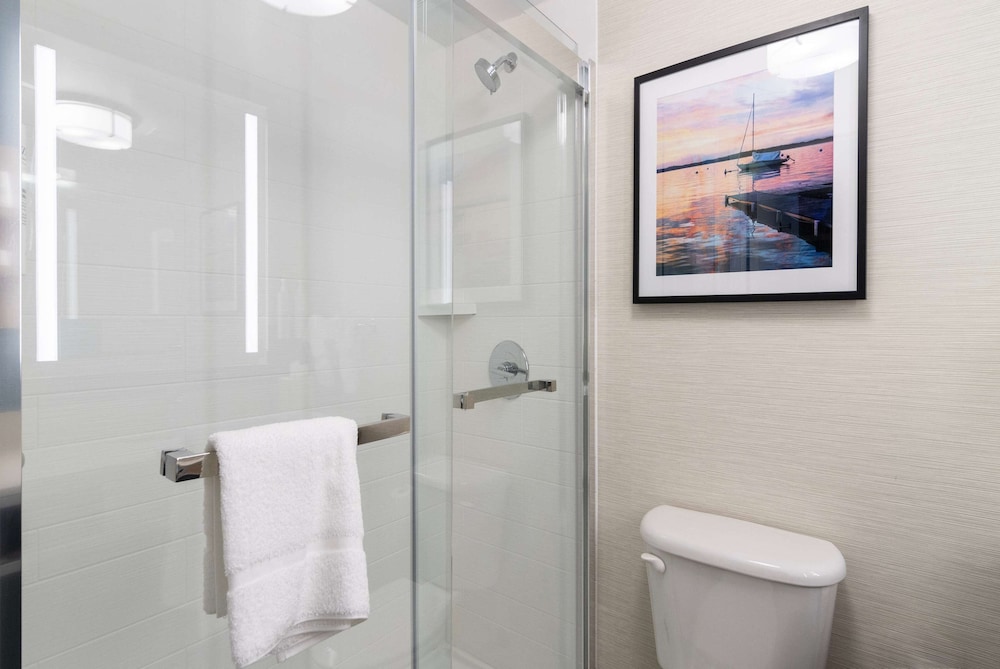 Room, 2 Queen Beds, Accessible, Bathtub - Photo 6