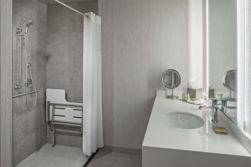 Suite, 1 Bedroom, Accessible (Roll-In Shower) - Photo 2