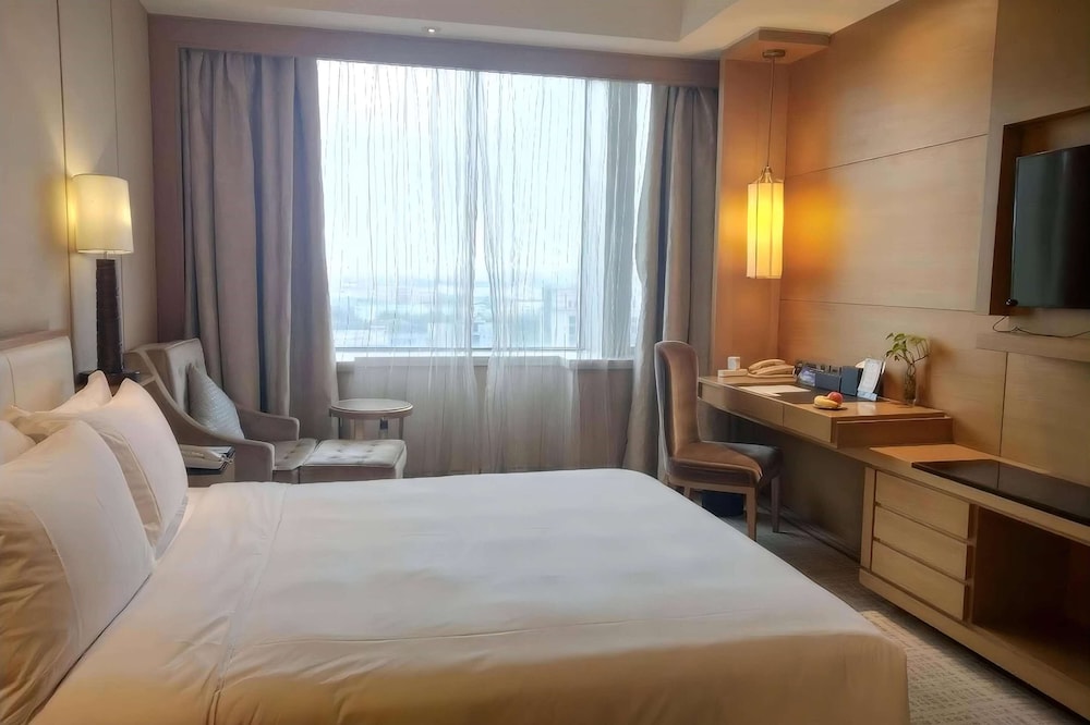 Superior Room, 1 Queen Bed, Non Smoking photo 3