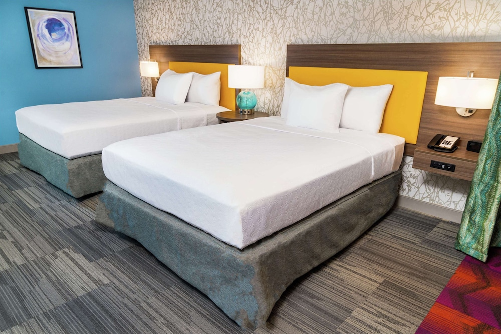 Studio, 2 Queen Beds, Accessible (Mob/Hearing, Roll-In Shower)