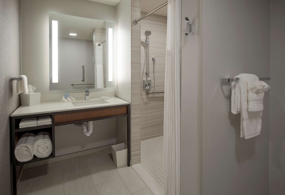 Suite, 2 Queen Beds, Accessible (Roll-in Shower, Hearing/ Mobility) photo 3