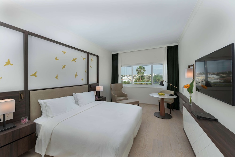 Room, 1 King Bed, Pool View - Photo 7