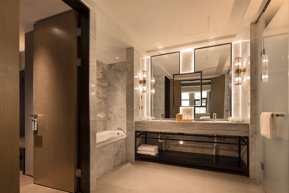 Suite, 1 Bedroom - Photo 4