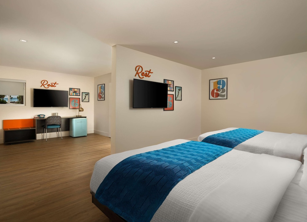 Deluxe Room, 2 Double Beds, Accessible, Non Smoking, photo 6