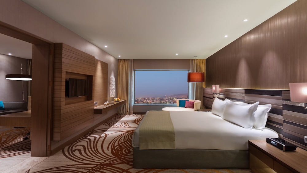 Suite, 1 King Bed, Smoking