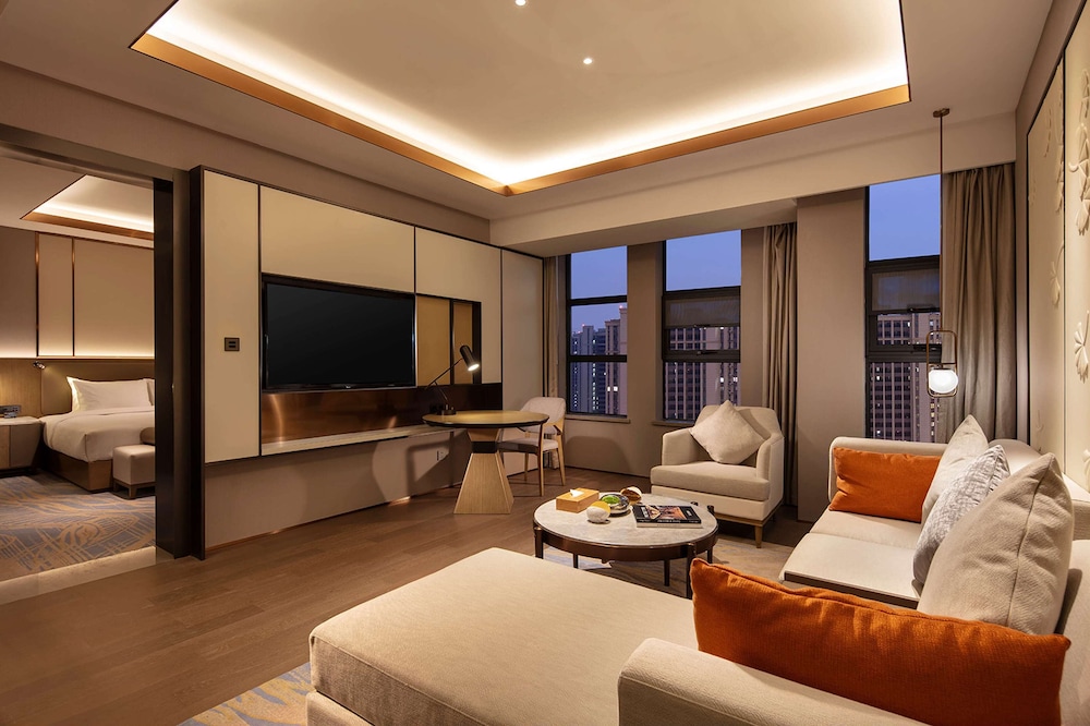 Suite, 1 Bedroom - Photo 2