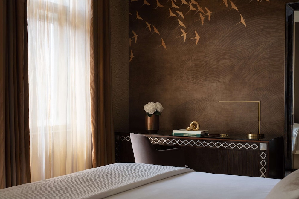 Deluxe Room thumbnail 6