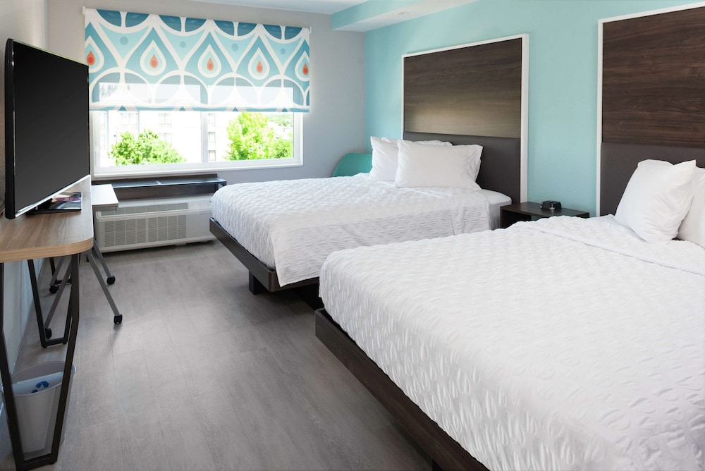 Room, 2 Queen Beds, Accessible (Roll-In Shower) photo 2