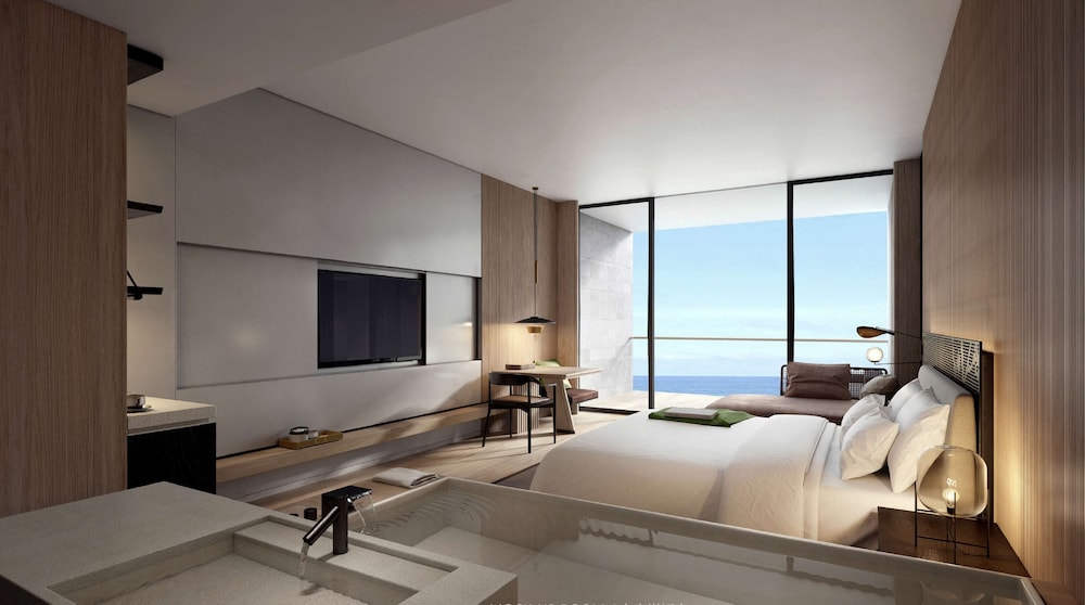 Deluxe Room, 1 King Bed, Lake View