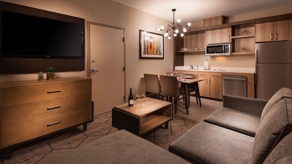 Suite, 1 King Bed, Non Smoking, Kitchen (with Sofabed)