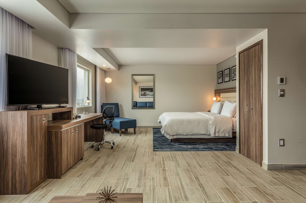 Premium King Room with Sofa Bed and Bath photo 3
