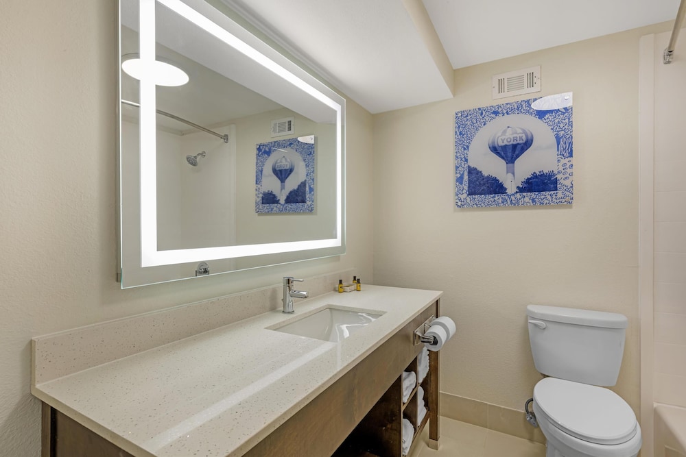 Suite, 1 King Bed, Non Smoking, Jetted Tub - Photo 5