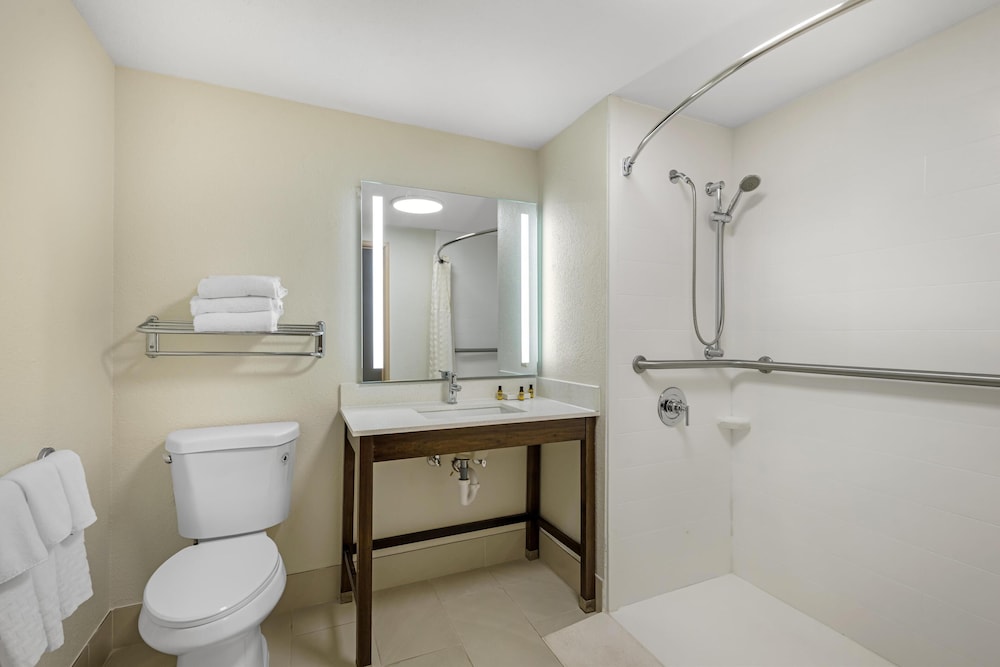 Standard Room, 1 King Bed, Accessible, Refrigerator & Microwave - Photo 3