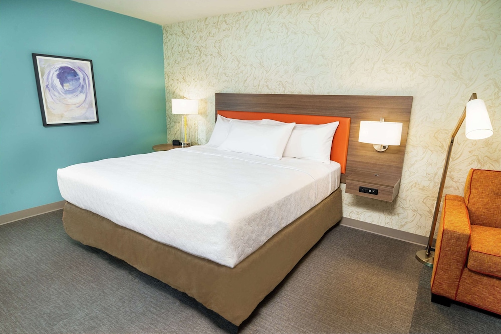 Suite, 1 King Bed, Accessible (Mobility & Hearing, Roll-in Shower) - Photo 9