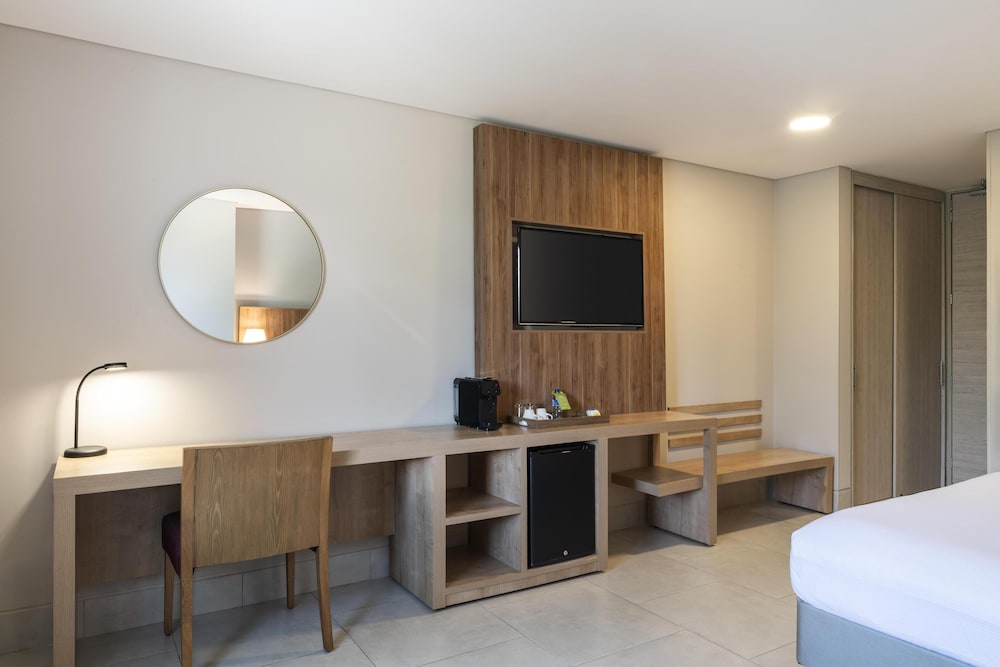 Room, 1 King Bed, Accessible, Balcony (Hearing) photo 2