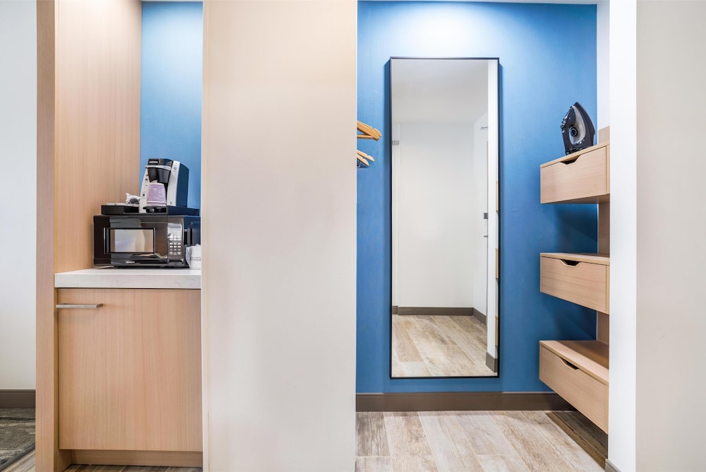 Room, 1 King Bed, Hearing Accessible