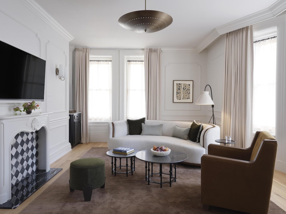 Luxury Suite, 1 Bedroom, City View, Corner - Photo 1