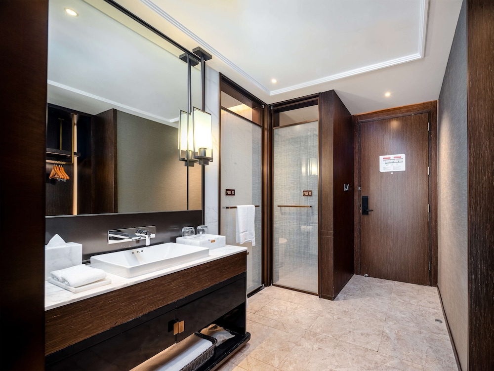 Deluxe Room, 2 Twin Beds thumbnail 5