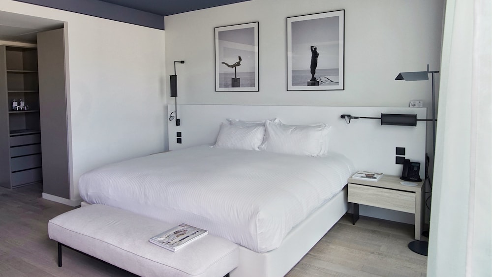 Premium Room, 1 King Bed, Pool Access - Photo 9