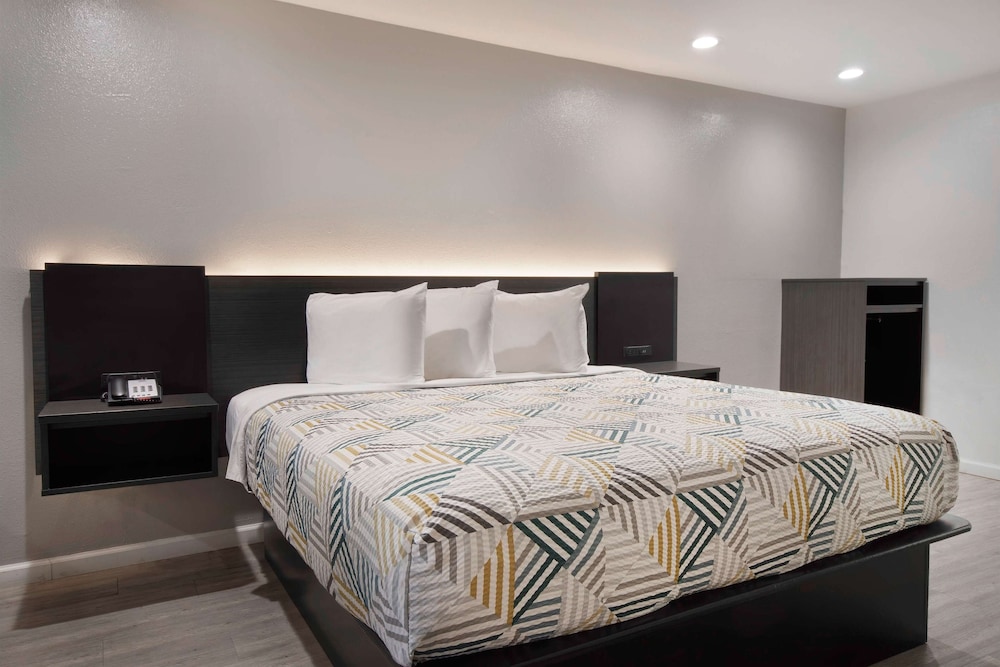Standard Room, 1 King Bed, Non Smoking, Refrigerator & Microwave - Photo 1
