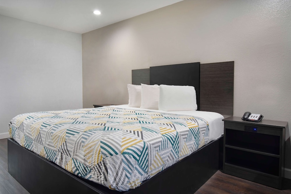 Standard Room, 1 King Bed, Non Smoking, Refrigerator & Microwave - Photo 2