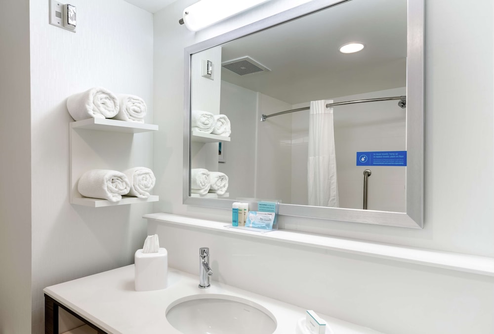 Room, 2 Queen Beds, Accessible, Refrigerator & Microwave photo 3