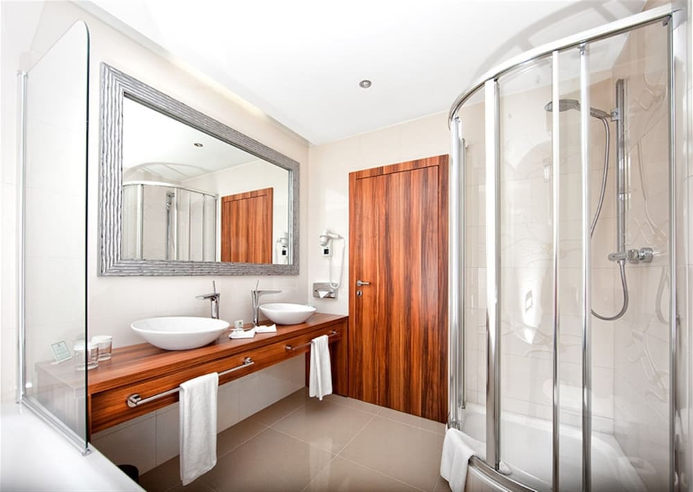Suite, Multiple Beds (Additional Living Area) - Photo 10