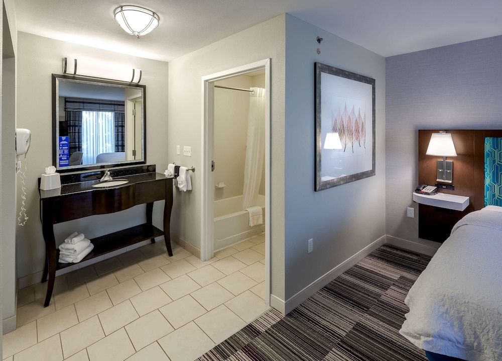 Suite, 1 King Bed, Accessible (Mobility/Hearing, Roll-in Shower) - Photo 3