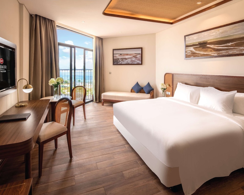 Deluxe Room, 1 King Bed, Non Smoking, Balcony