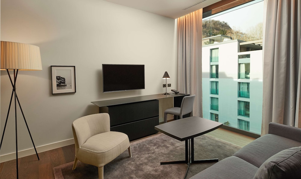 Lake View Suite with balcony